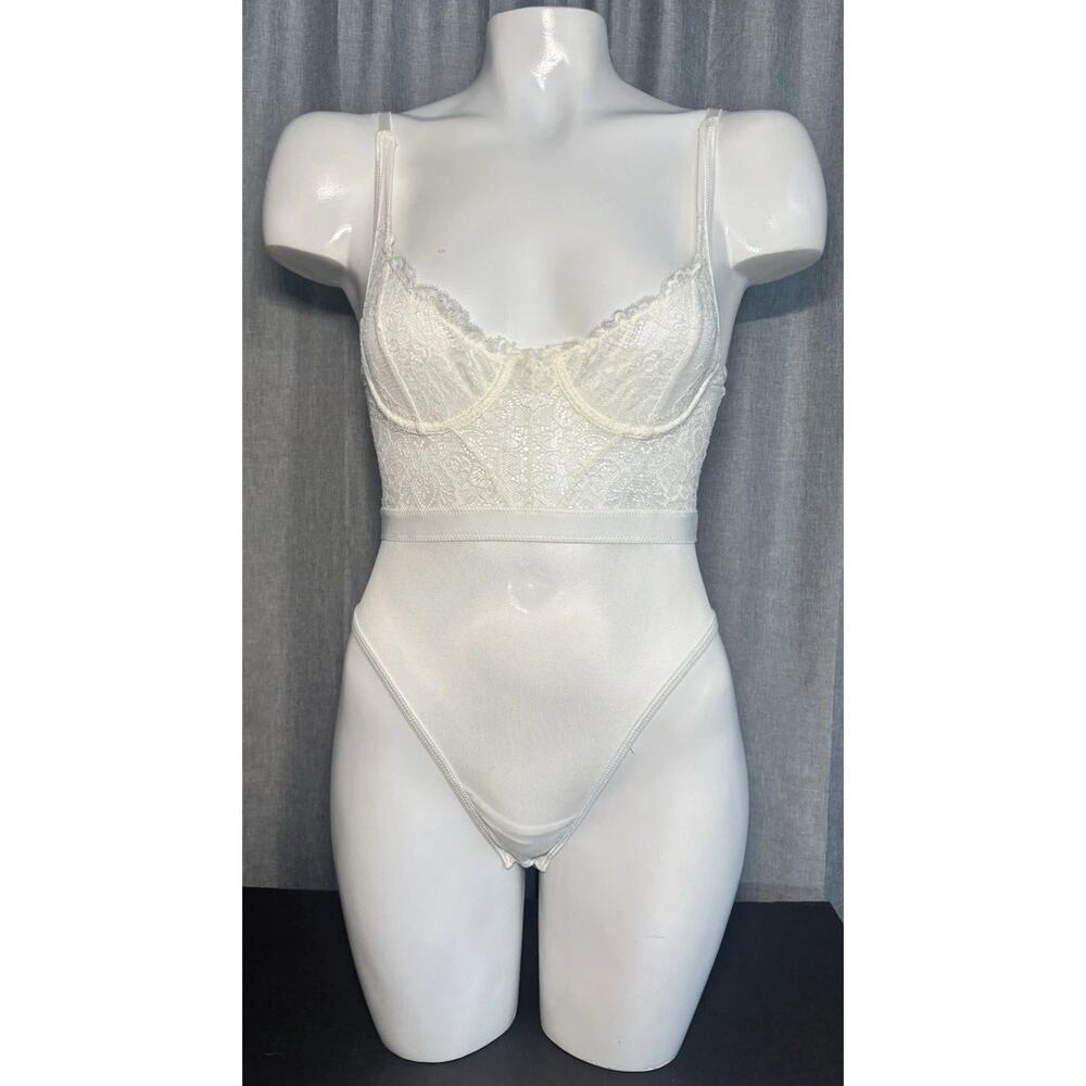 Beginning Boutique NWT White Lace Bodysuit US Size 2 XSMALL